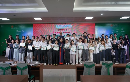 SV năm nhất trổ tài ứng biến tình huống giao tiếp tiếng Anh với Duo Talk Challenge 2025